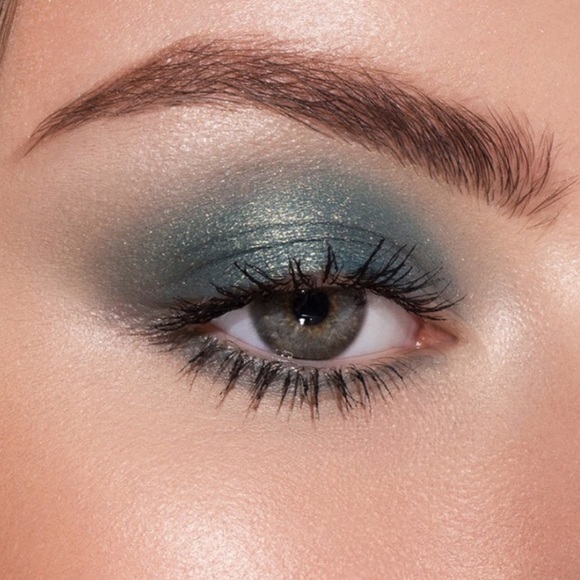 Kylie The Blue Honey Eyeshadow Palette - Picture 15 of 16